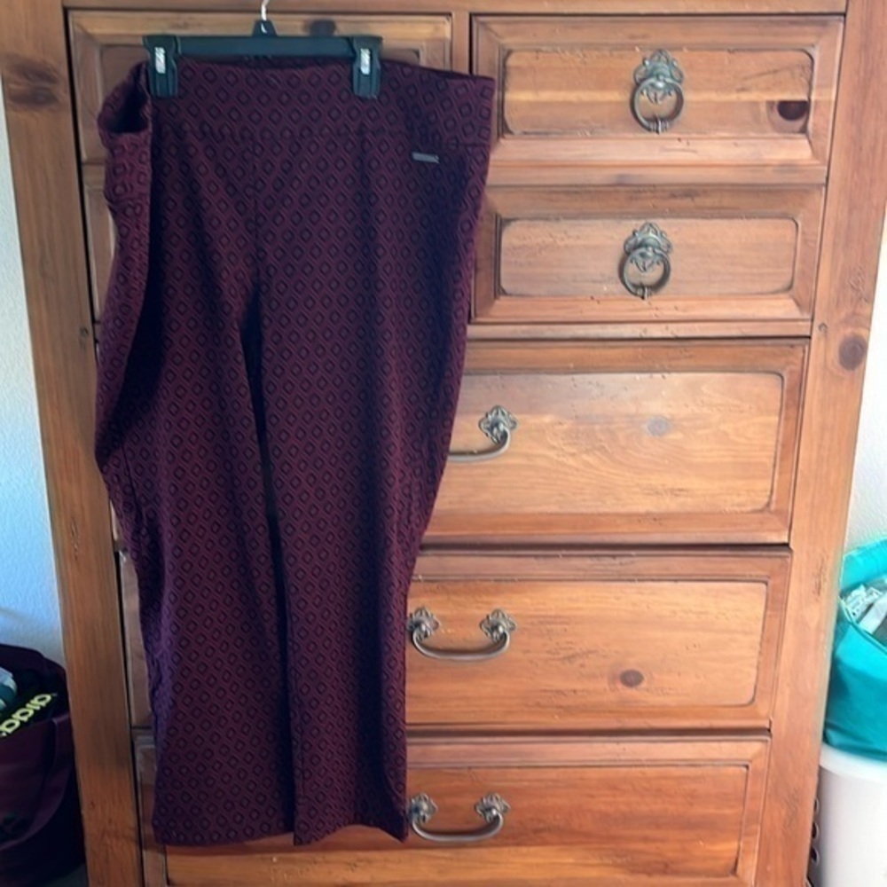 Roz & Ali Maroon and Black Diamond Printed Pull On Pants Size Women’s 22 NWOT
